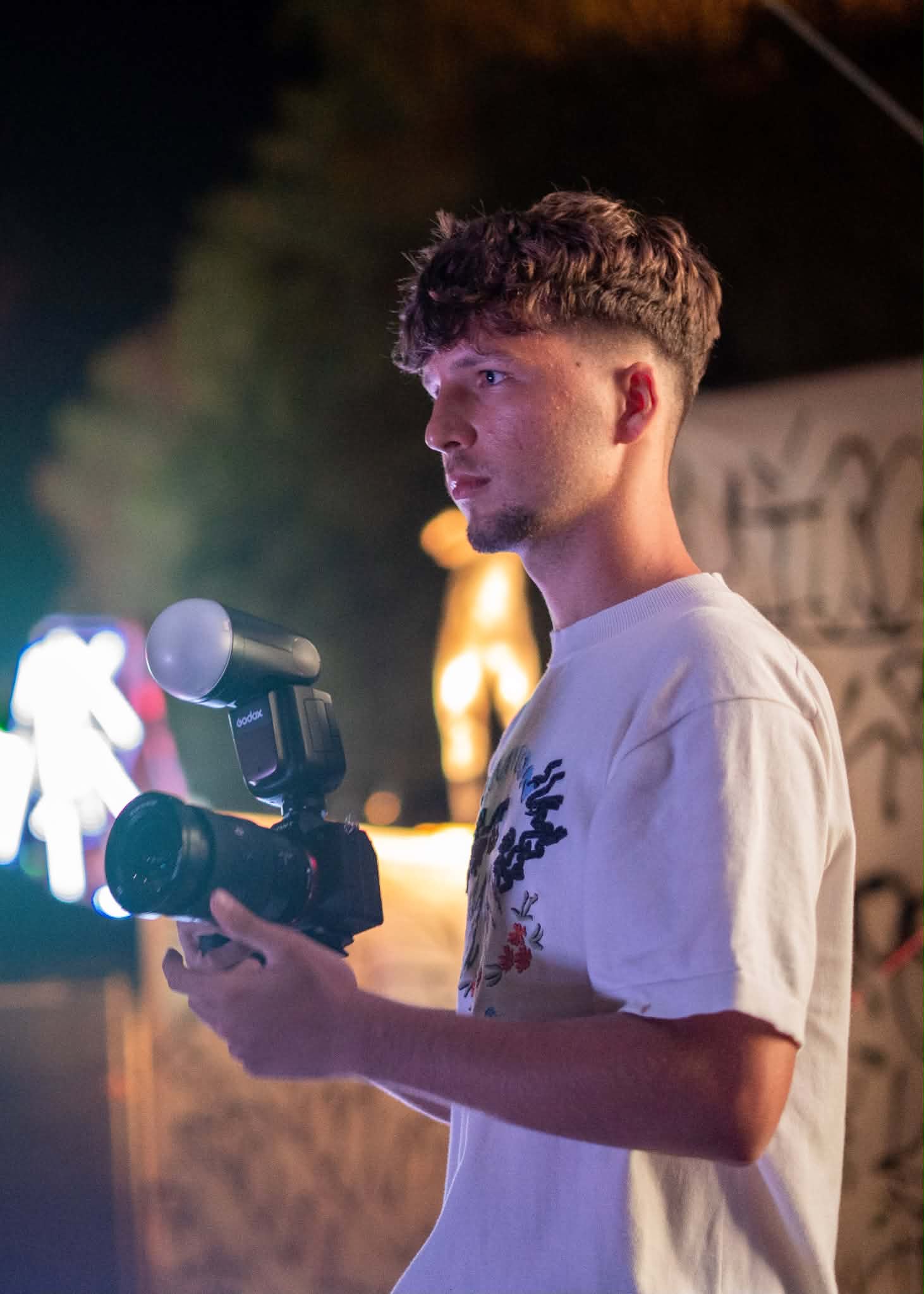 Martin Schneider s fotoaparátom pri fotografovaní eventu